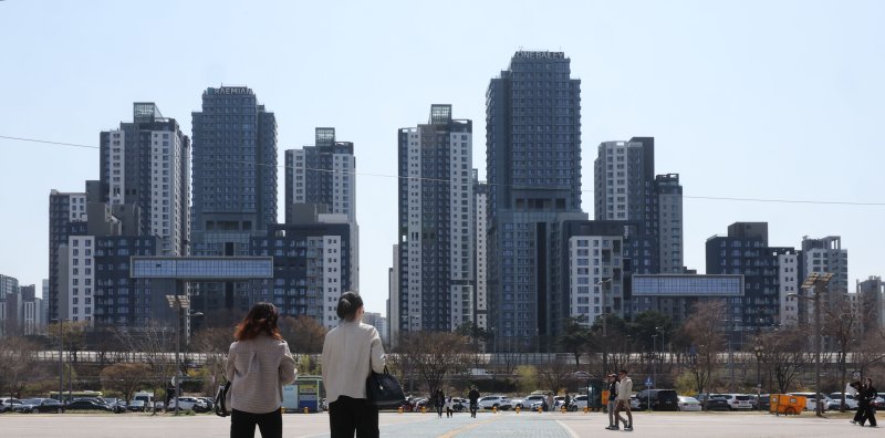 [서울=뉴시스] 김금보 기자 = 사진은 6일 서울 서초구 한 아파트. 2025.04.06. kgb@newsis.com