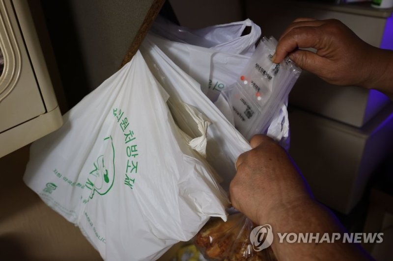 '약 한 번에 11개 먹기도'…장기요양시설 입소자 약물 관리 실시 (출처=연합뉴스)