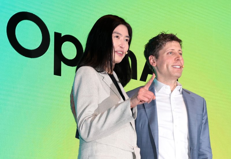 정신아 카카오 대표(왼쪽)와 챗GPT 개발사 오픈AI의 샘 올트먼 최고경영자(CEO)가 4일 서울 중구 플라자호텔에서 열린 전략적 제휴 체결 공동 기자간담회에서 포즈를 취하고 있다. 2025.2.4/뉴스1 ⓒ News1 오대일 기자