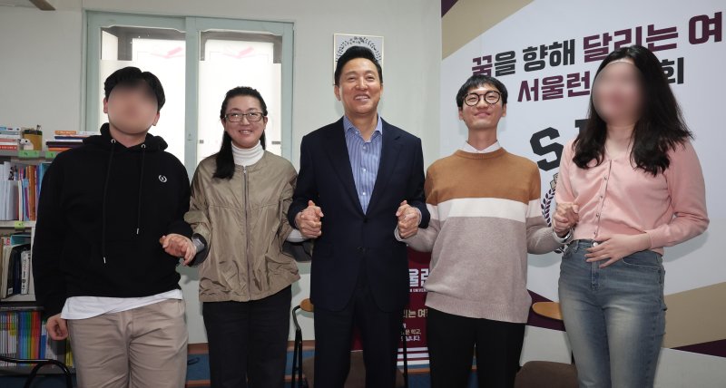 오세훈 서울시장이 8일 오전 서울 금천구 독산로 한 공부방에서 열린 '2025년 서울런 학생 초청 간담회'에서 참석자들과 기념촬영을 하고 있다. 공동취재단