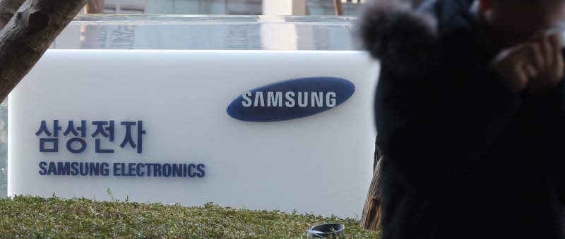 [서울=뉴시스] 김금보 기자 = 삼성전자는 지난해 4분기 연결 기준으로 매출 75조원, 영업이익 6조5000억원의 잠정 실적을 발표했다. 삼성전자의 지난해 연간 실적은 매출액 300조800억원, 영업이익 32조7300억원으로 집계됐다. 전년 대비 각각 15.89%, 398.17% 상승했다. 그러나 범용 메모리 및 파운드리(반도체 위탁생산) 사업 부진으로 지난해 3분기에 이어 4분기까지 부진한 영업이익을 올리며 연간 실적은 당초 시장 전망치(34조2607억원)에 1조5000억원 정도 미치지 못했다. 사진은 8일 서울 서초구 삼성전자 