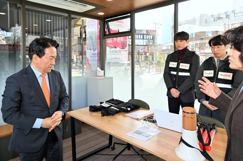 지난달 28일 홍제폭포 안전상황실을 찾은 이성헌 서대문구청장 (출처=연합뉴스)