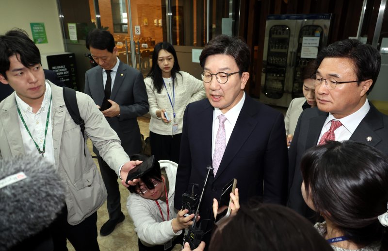 [서울=뉴시스] 조성봉 기자= 권성동 국민의힘 원내대표가 8일 오전 서울 여의도 국회 도서관에서 '한덕수 대통령 권한대행의 마은혁 헌법재판소 재판관 후보자 임명’ 관련 취재진의 질문에 답변하고 있다. 2025.04.08 suncho21@newsis.com