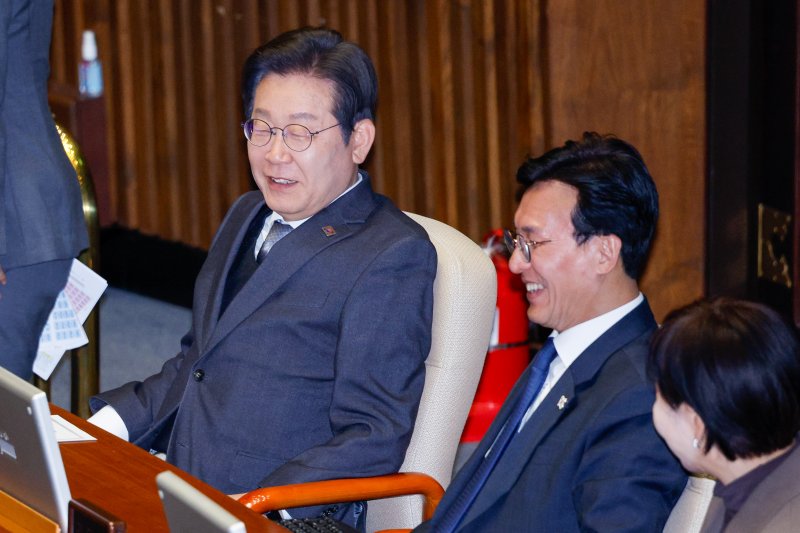 이재명 더불어민주당 대표가 4일 오후 서울 여의도 국회에서 열린 제424회국회(임시회) 제1차 본회의에서 김민석 최고위원과 대화하고 있다. 2025.4.4/뉴스1 ⓒ News1 안은나 기자