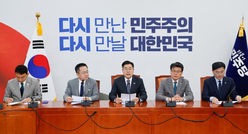 박찬대 더불어민주당 원내대표가 8일 오전 서울 여의도 국회에서 열린 원내대책회의에 참석해 모두 발언하고 있다. 2025.4.8/뉴스1 ⓒ News1 안은나 기자