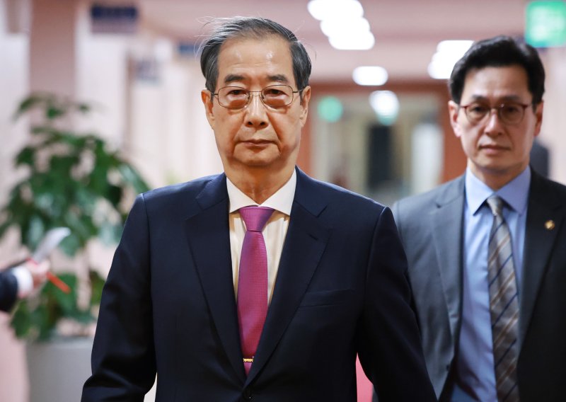 [서울=뉴시스] 최진석 기자 = 한덕수 대통령 권한대행 국무총리가 8일 정부서울청사에서 열린 국무회의에 입장하고 있다. (대통령실통신사진기자단) 2025.04.08. myjs@newsis.com
