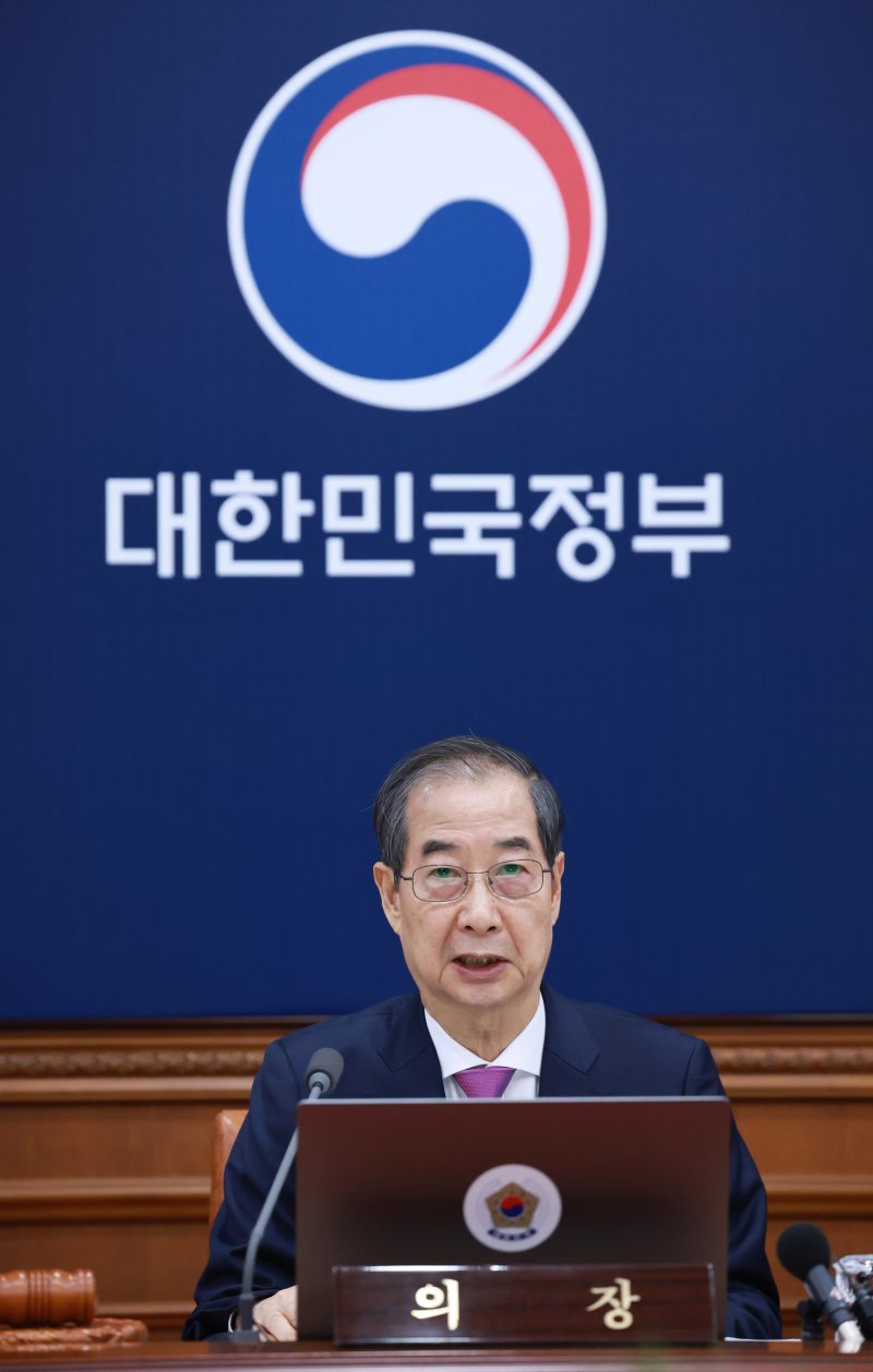 [서울=뉴시스] 최진석 기자 = 한덕수 대통령 권한대행 국무총리가 8일 정부서울청사에서 열린 국무회의에서 발언하고 있다. (대통령실통신사진기자단) 2025.04.08. myjs@newsis.com