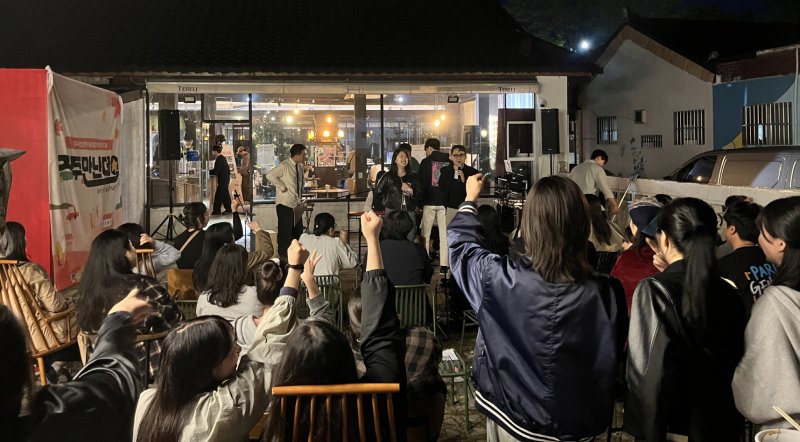 경북 경주시가 활기찬 도시 건설을 위해 총 105억원 규모의 맞춤형 청년 정책을 추진한다고 8일 밝혔다. 사진은 지난해 10월 경주 황리단길 내 한 카페에서 성황리에 개최된 지역 청년들이 참여하는 네트워킹 프로그램 ‘경주만난데이’ 모습
