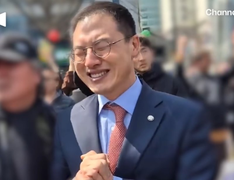 [서울=뉴시스] 윤 전 대통령의 파면이 선고되자 김상욱 의원이 눈물을 흘리는 모습이다 (사진=채널A News 유튜브 캡쳐) 2025.04.08.photo@newsis.com *재판매 및 DB 금지