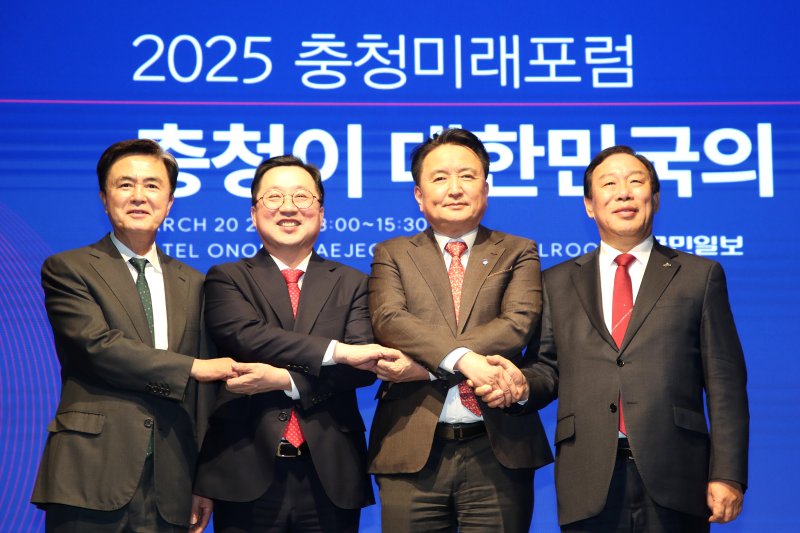 [청주=뉴시스] 20일 대전시 유성구 호텔 오노마 대전에서 열린 '2025 충청미래포럼'에 참석한 (왼쪽부터) 김태흠 충남지사, 이장우 대전시장, 김영환 충북지사, 최민호 세종시장이 기념촬영하고 있다. 국민일보가 주최한 이날 포럼은 '충청이 대한민국의 미래다'를 주제로 충청광역연합 출범 효과와 과제를 짚고, 충청권 발전 방안을 모색했다.(사진=충북도 제공) 2025.03.20. photo@newsis.com *재판매 및 DB 금지