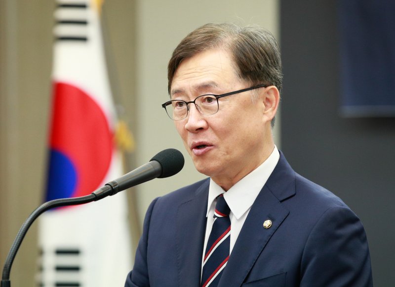 최재형 국민의힘 의원이 16일 오전 서울 중구 프레스센터에서 열린 '재중 억류 탈북민 강제송환 반대 기자회견 및 세미나'에 참석해 개회사를 하고 있다. 2023.8.16/뉴스1 ⓒ News1 안은나 기자