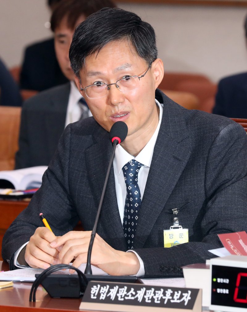 【서울=뉴시스】 박영태 기자 = 문형배 헌법재판소 재판관 후보자가 9일 오후 서울 영등포구 여의도 국회에서 열린 국회 법제사법위원회 전체회의 인사청문회에서 의원 질의에 답변하고 있다. 2019.04.09.since1999@newsis.com