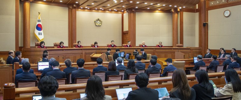 [서울=뉴시스] 사진공동취재단 = 문형배 헌법재판소장 권한대행이 4일 서울 종로구 헌법재판소에서 열린 윤석열 대통령의 탄핵심판 선고기일에서 결정문을 낭독하고 있다. 2025.04.04. photo@newsis.com