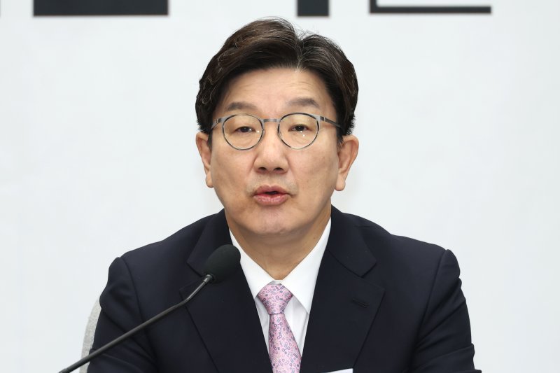 권성동 국민의힘 원내대표가 8일 오전 서울 여의도 국회에서 열린 원내대책회의에서 발언하고 있다. 2025.4.8/뉴스1 ⓒ News1 이광호 기자