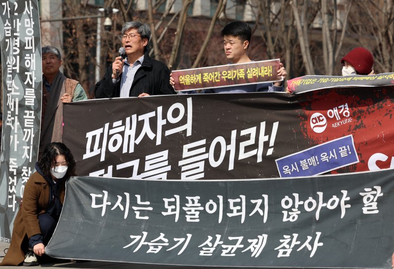[서울=뉴시스] 이영환 기자 = 최예용 환경보건시민센터 소장이 지난 3월 11일 서울 종로구 광화문광장에서 열린 가습기살균제 참사 관련 기자회견에 참석해 발언하고 있는 모습. 2025.03.11. 20hwan@newsis.com