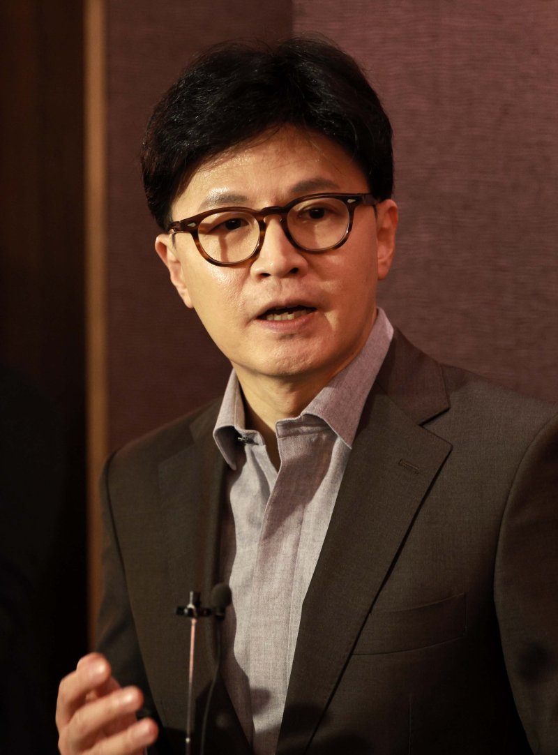 [서울=뉴시스] 고범준 기자 = 한동훈 전 국민의힘 대표가 지난달 24일 오후 서울 중구 웨스틴조선 서울호텔에서 열린 산학연포럼에서 'AX 시대를 위한 정치'를 주제로 강연하기 전 취재진 질문에 답하고 있다. 2025.03.24. bjko@newsis.com