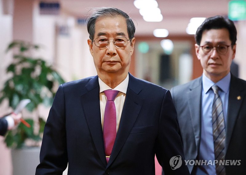 국무회의 입장하는 한덕수 대통령 권한대행 (출처=연합뉴스)