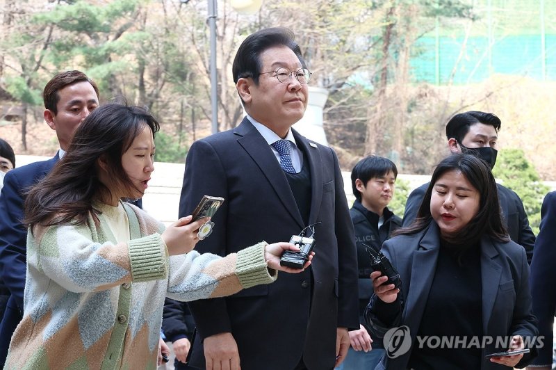 취재진 질문 받는 이재명 대표 (출처=연합뉴스)