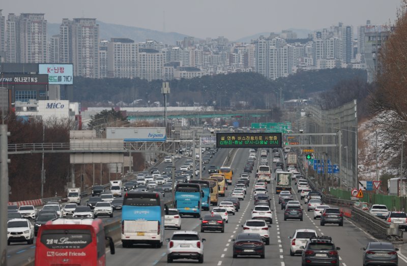 설 연휴 마지막 날인 1월 30일 경기 오산시 경부고속도로 오산IC 인근 상하행선의 교통량이 많은 모습을 보이고 있다. 2025.1.30/뉴스1 ⓒ News1 김영운 기자
