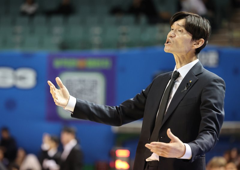 DB 김주성 감독이 2일 오후 서울 송파구 잠실 실내체육관에서 열린 KCC 프로농구 2024-2025 KBL 서울 삼성과 원주 DB의 경기 1쿼터에서 심판의 판정에 항의하고 있다. 2025.1.2/뉴스1 ⓒ News1 이동해 기자
