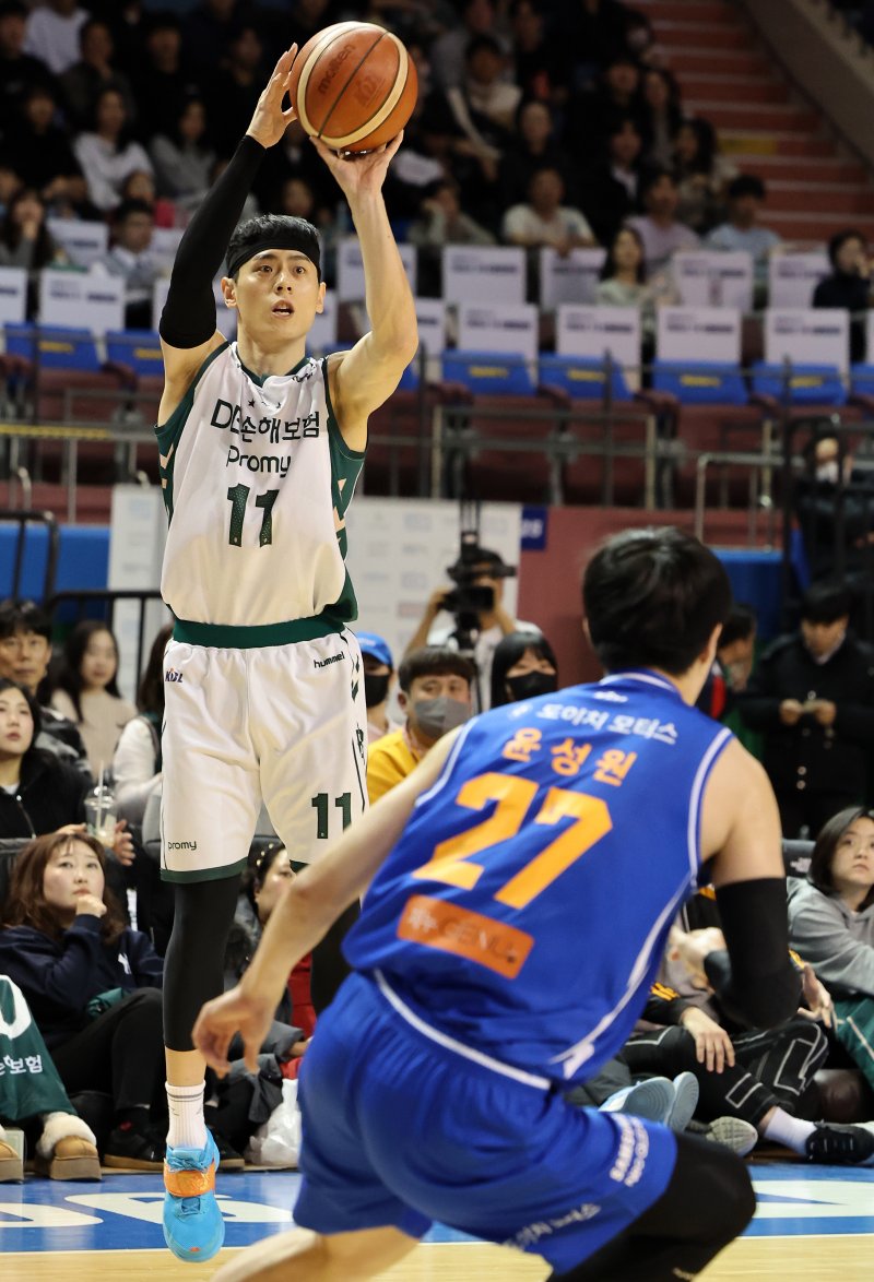 2일 오후 서울 송파구 잠실 실내체육관에서 열린 KCC 프로농구 2024-2025 KBL 서울 삼성과 원주 DB의 경기 1쿼터에서 DB 이관희가 3점슛을 시도하고 있다. 2025.1.2/뉴스1 ⓒ News1 이동해 기자