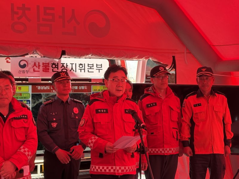 8일 하승철 하동군수가 산림청 산불현장지휘본부에서 산불 주불 진화 완료와 함께 후속 대책을 말하고 있다.2025.04.08/뉴스1 강미영기자