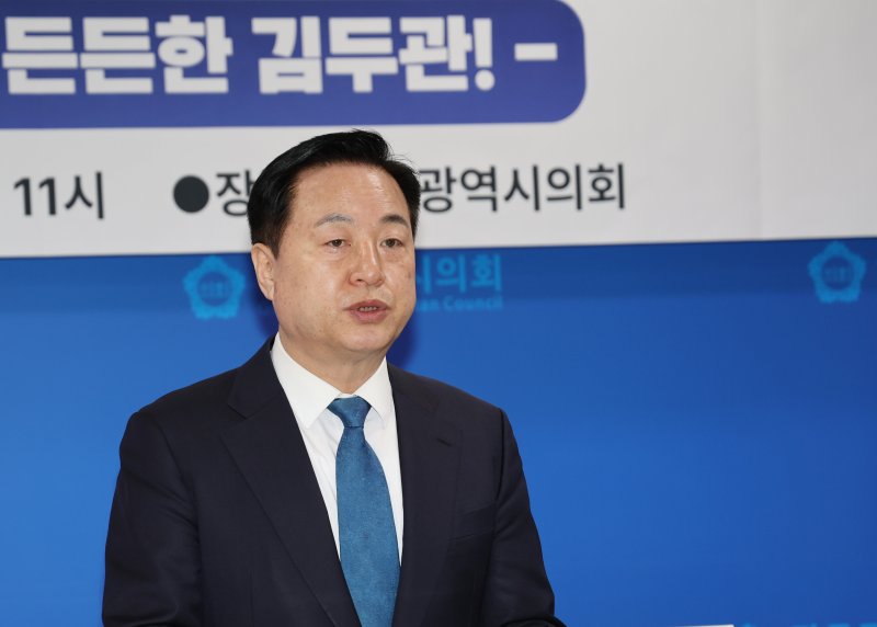 6.3 장미대선 출마를 선언한 김두관 전 더불어민주당 의원이 8일 광주시의회 브리핑룸에서 기자회견을 열고 "광주 정신으로 정치 혁명을 시작하겠다"며 출마 입장을 밝히고 있다. 2025.4.8/뉴스1 ⓒ News1 박준배 기자