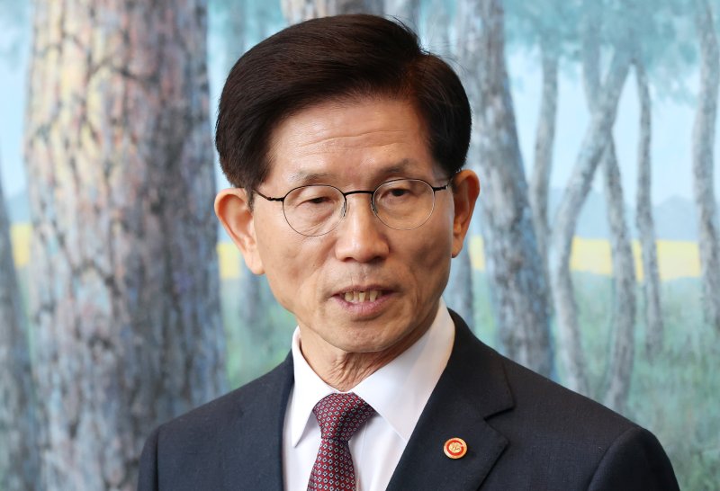 김문수 고용노동부 장관이 8일 오전 서울 종로구 정부서울청사에서 제21대 대통령 선거 출마 관련해 기자들과 간담회를 하고 있다. ⓒ News1 임세영 기자