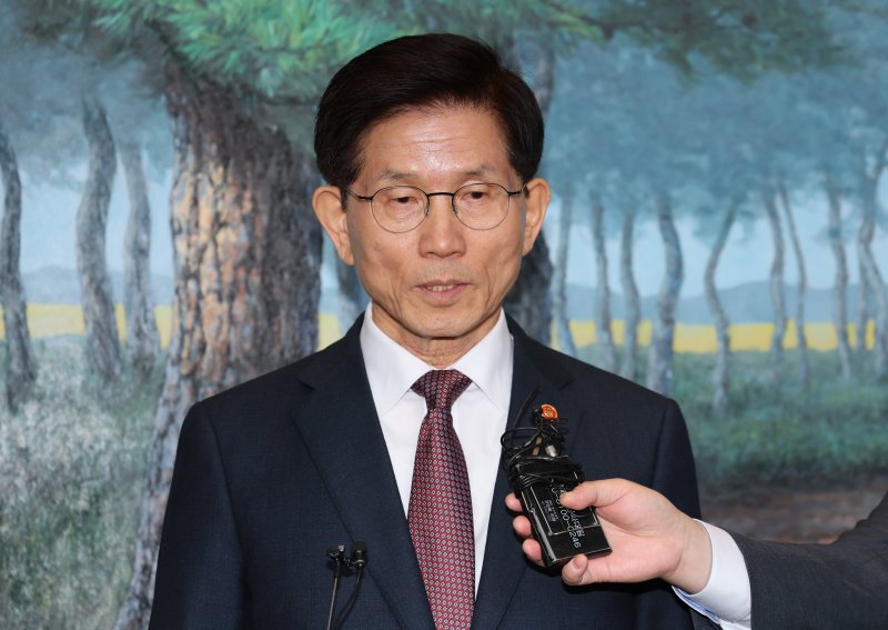 김문수 고용노동부 장관이 8일 오전 서울 종로구 정부서울청사에서 국무회의를 마친 후 나서며 기자들과 간담회를 하고 있다. 2025.4.8/뉴스1 ⓒ News1 임세영 기자