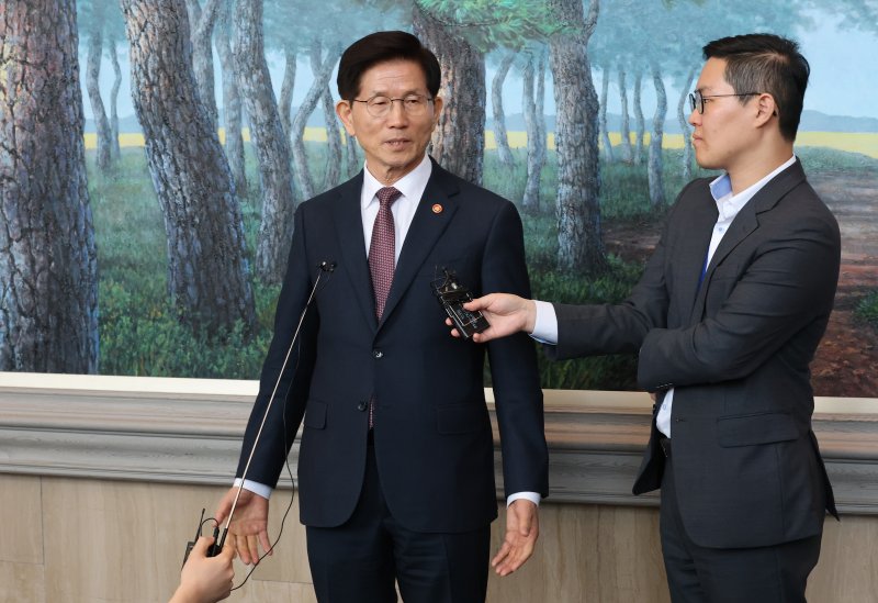 김문수 고용노동부 장관이 8일 오전 서울 종로구 정부서울청사에서 국무회의를 마친 후 나서며 기자들과 간담회를 하고 있다. 2025.4.8/뉴스1 ⓒ News1 임세영 기자