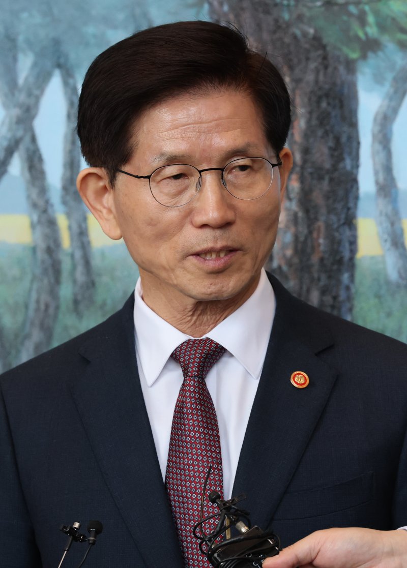 김문수 고용노동부 장관이 8일 오전 서울 종로구 정부서울청사에서 국무회의를 마친 후 나서며 기자들과 간담회를 하고 있다. 2025.4.8/뉴스1 ⓒ News1 임세영 기자