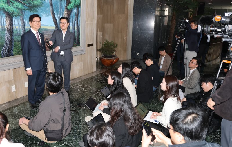 김문수 고용노동부 장관이 8일 오전 서울 종로구 정부서울청사에서 국무회의를 마친 후 나서며 기자들과 간담회를 하고 있다. 이날 김 장관은 제21대 대통령 선거에 출마하겠다는 뜻을 밝혔다. 2025.4.8/뉴스1 ⓒ News1 임세영 기자