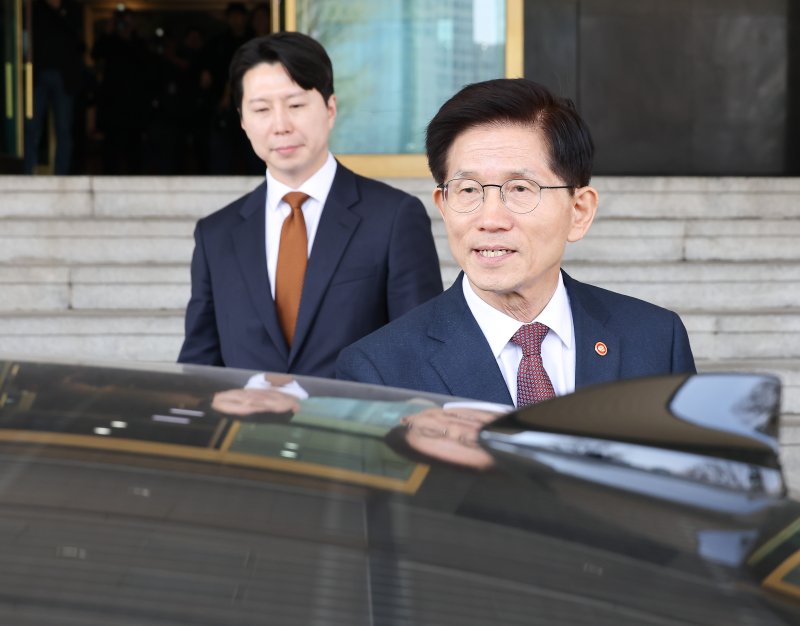 김문수 고용노동부 장관이 8일 오전 서울 종로구 정부서울청사에서 국무회의를 마친 후 이동하고 있다. 이날 김 장관은 국무회의 후 기자들을 만나 제21대 대통령 선거에 출마하겠다는 뜻을 밝혔다. (공동취재) 2025.4.8/뉴스1 ⓒ News1 임세영 기자