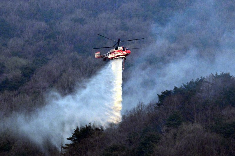 [하동=뉴시스] 차용현 기자 = 경남 하동군 옥종면 산불 발생 2일째를 맞은 8일 오전 날이 밝자 산불진화헬기가 진화작업을 펼치고 있다. 2025.04.08. con@newsis.com