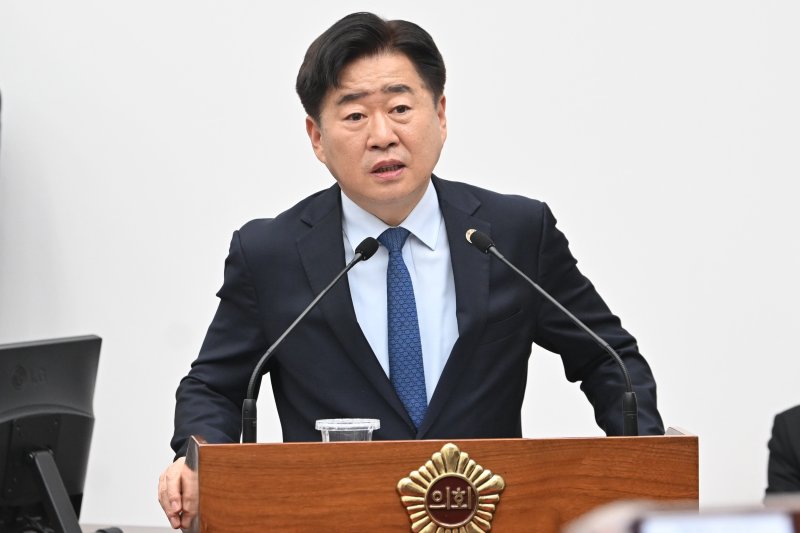 [제주=뉴시스] 오영훈 제주지사가 8일 오전 제주도의회 본회의장에서 열린 제437회 임시회 제3차 본회의 도정질문에서 답변하고 있다. (사진=제주도의회 제공) 2025.04.08. photo@newsis.com *재판매 및 DB 금지