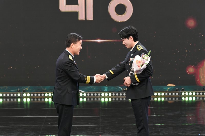 '제30회 KBS 119상' 대상 수상자인 고헌범 소방관(오른쪽) (출처=연합뉴스)