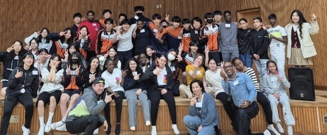 프랑스 친구들과 함께 (출처=연합뉴스)