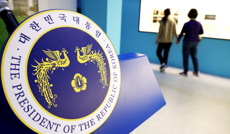 윤석열 전 대통령 파면으로 치러지는 21대 대통령 선거일이 8일 열린 국무회의에서 오는 6월 3일로 확정된 가운데, 세종시 어진동 대통령기록관을 찾은 관람객들이 전시공간을 둘러보고 있다. 2025.4.8/뉴스1 ⓒ News1 김기남 기자