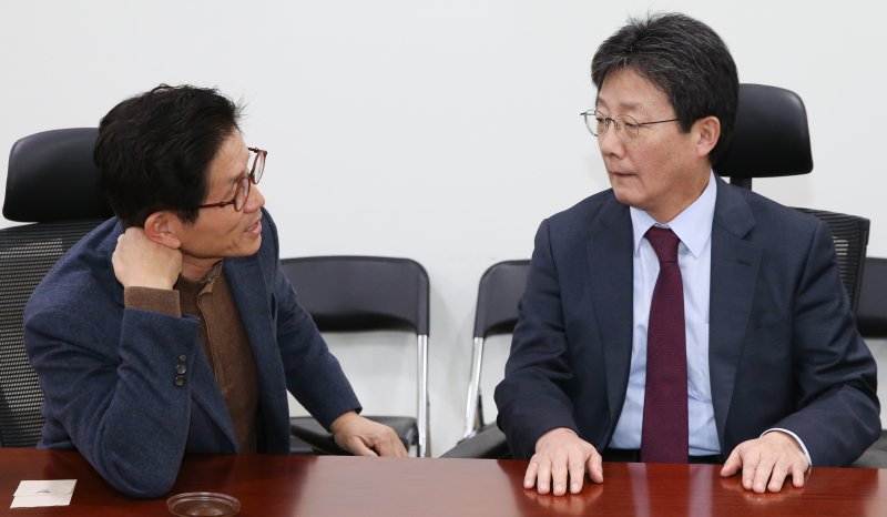 김문수 고용노동부 장관(왼쪽)과 유승민 전 국민의힘 의원. ⓒ News1 허경 기자