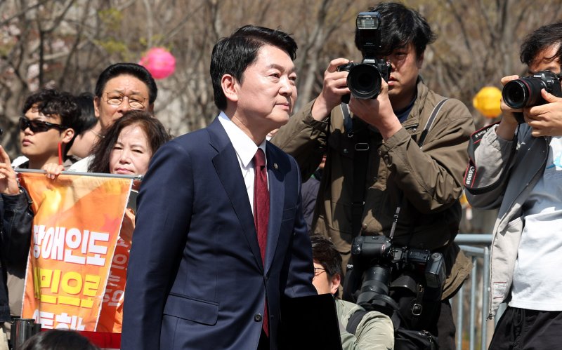 [서울=뉴시스] 추상철 기자 = 안철수 국민의힘 의원이 8일 오전 서울 종로구 광화문광장 이순신동상 앞에서 제21대 대통령 선거 출마 기자회견에 참석하고 있다. 2025.04.08. scchoo@newsis.com