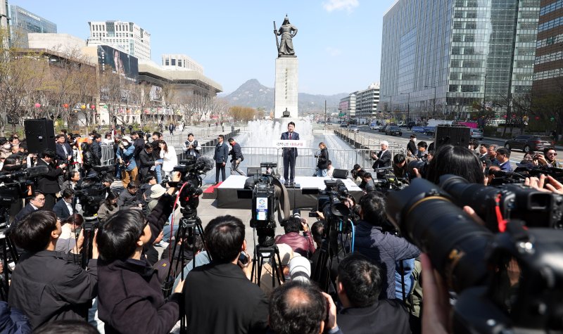[서울=뉴시스] 추상철 기자 = 안철수 국민의힘 의원이 8일 오전 서울 종로구 광화문광장 이순신동상 앞에서 제21대 대통령 선거 출마 기자회견을 하고 있다. 2025.04.08. scchoo@newsis.com