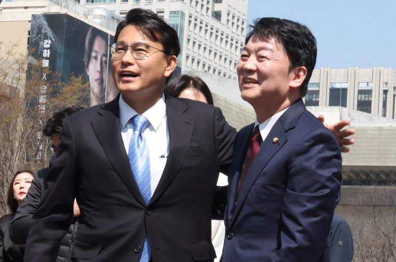 [서울=뉴시스] 추상철 기자 = 안철수 국민의힘 의원이 8일 오전 서울 종로구 광화문광장 이순신동상 앞에서 제21대 대통령 선거 출마 기자회견한 후 윤상현 의원과 인사하고 있다. 2025.04.08. scchoo@newsis.com