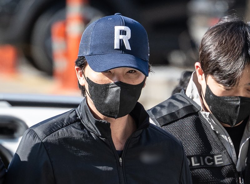 마약 투약 혐의로 체포된 전직 프로야구 선수 오재원 씨가 21일 오후 서울 서초구 서울중앙지방법원에서 열린 구속 전 피의자 심문(영장실질심사)에 출석하고 있다. 2024.3.21/뉴스1 ⓒ News1 이재명 기자