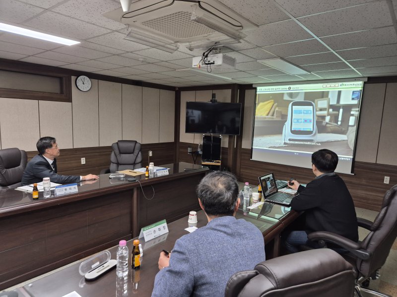 [창원=뉴시스]신성델타테크의 돌봄로봇 ‘래미’.(사진=경남조달청 제공) 2025.04.08.photo@newsis.com *재판매 및 DB 금지
