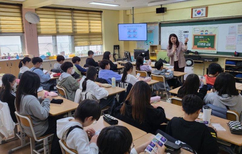 [광명=뉴시스]광명시가 7일 광명북초등학교에서 '2025년 찾아가는 청소년 자치분권교실' 첫 수업을 진행 중이다.(사진=광명시 제공)2025.04.08.photo@newsis.com