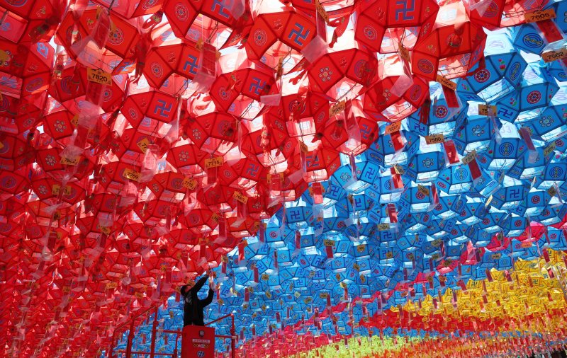 [부산=뉴시스] 하경민 기자 = 8일 부산 부산진구 삼광사에서 한 관계자가 설치된 형형색색의 연등을 점검하고 있다. 부처님 오신 날을 앞두고 경내에 7만여 개의 연등을 설치한 삼광사는 오는 12일 봉축점등대법회를 연 뒤 약 1개월 동안 연등의 불을 밝힐 예정이다. 2025.04.08. yulnetphoto@newsis.com