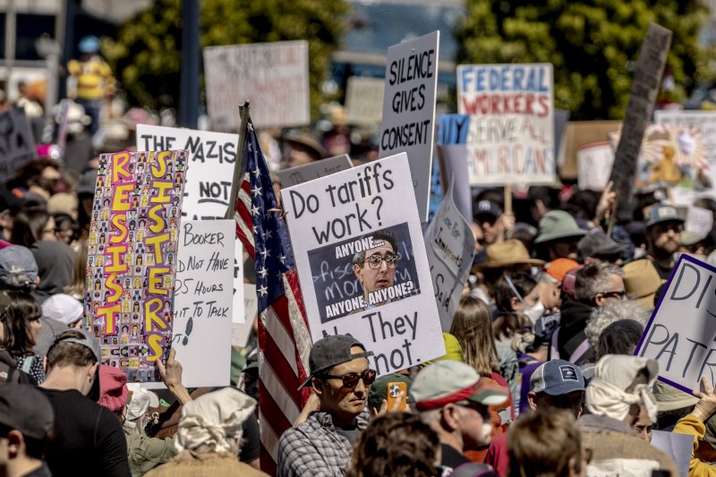 [샌프란시스코= AP/뉴시스] 미 전국에서 트럼프 대통령의 정책에 반대하는 "손떼라! "( Hands Off! )시위가 5일 열렸다. 사진은 샌프란시스코에서 행진하는 반트럼프 시위대. 2025. 04. 06.