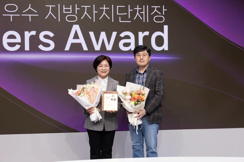 'LG헬로 리더스 어워드' 열린소통 리더 부문에서 수상한 김미경 은평구청장 (출처=연합뉴스)