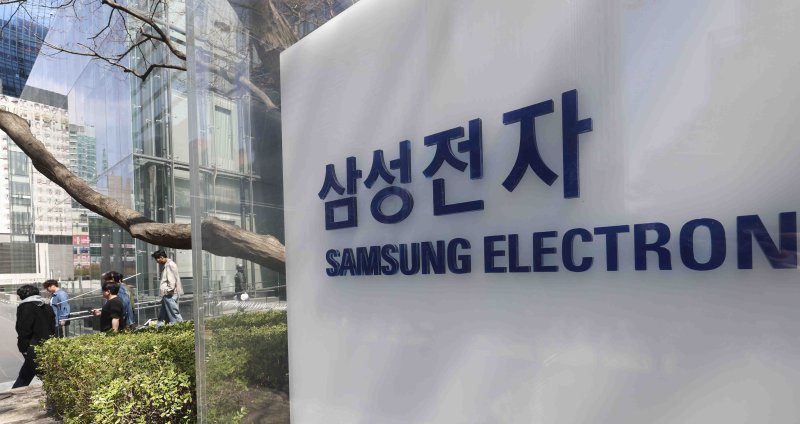 [서울=뉴시스] 김근수 기자 = 8일 서울 서초구 삼성전자 서초사옥에서 직원들이 오가고 있다. 삼성전자가 올해 1분기에 6조원이 넘는 영업이익을 기록하며 시장 기대치를 크게 웃도는 성적을 냈다. 삼성전자는 연결 기준 올해 1분기 영업이익이 6조6천억원으로 지난해 동기보다 0.15% 감소한 것으로 잠정 집계됐다고 8일 공시했다. 2025.04.08. ks@newsis.com