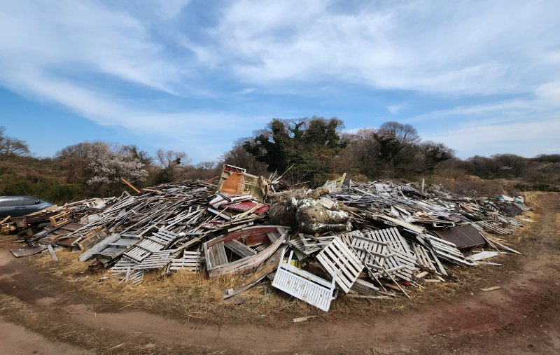 [제주=뉴시스] 제주시는 지난 1월23일부터 4월4일까지 관내 골프장 16개소를 대상으로 사업장폐기물 적정처리 실태 등에 대해 통합 지도점검을 실시한 결과, 폐기물 처리기준 등을 위반한 사업장 5개소를 적발했다. 사진은 적발된 위반 사업장 모습. (사진=제주시 제공) 2025.04.08. photo@newsis.com *재판매 및 DB 금지